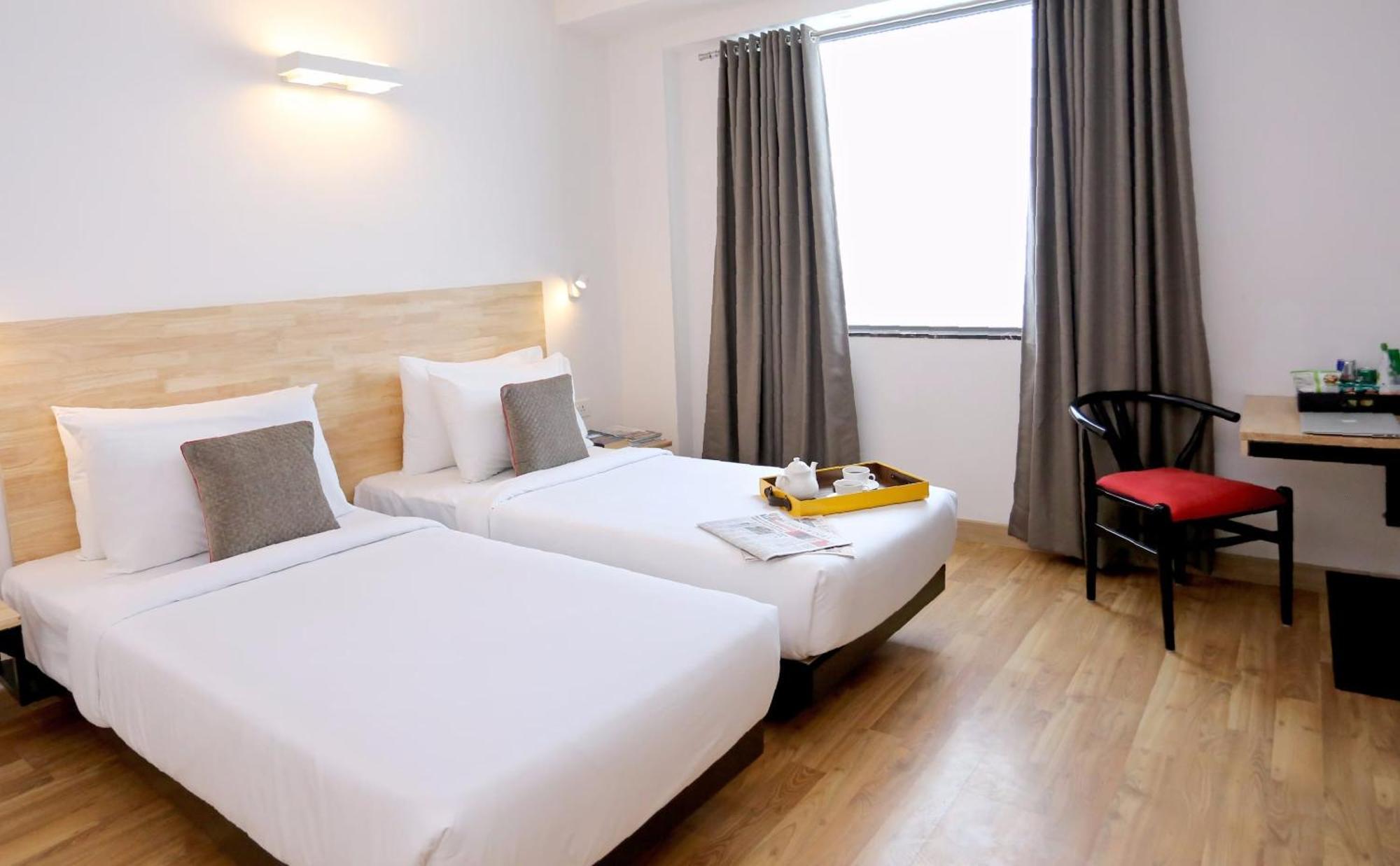 Oyo Townhouse 012 Kaushambi Metro Ghaziabad Hotel Bagian luar foto