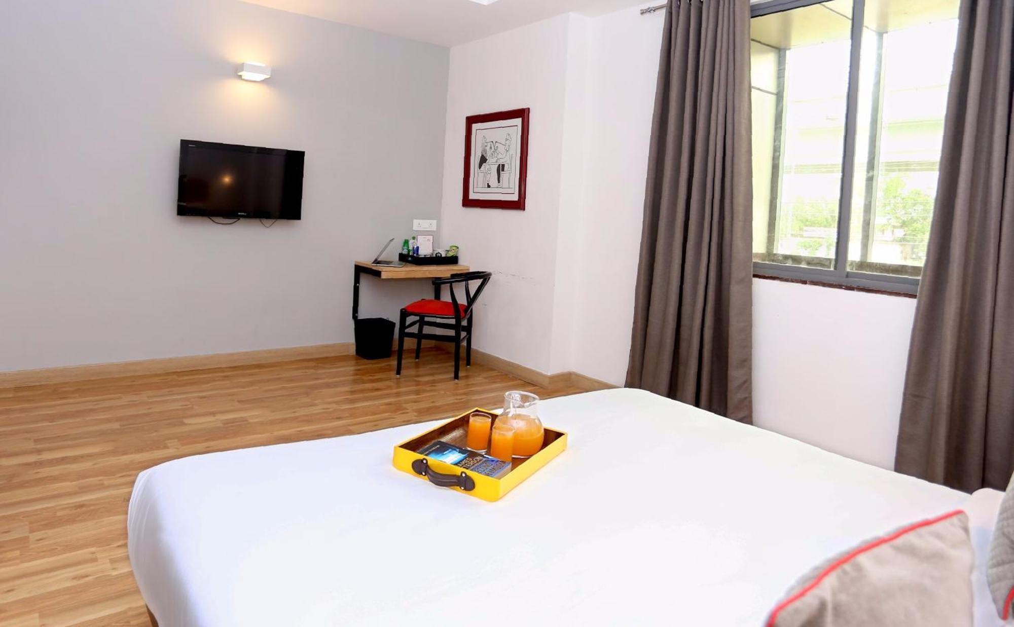 Oyo Townhouse 012 Kaushambi Metro Ghaziabad Hotel Bagian luar foto